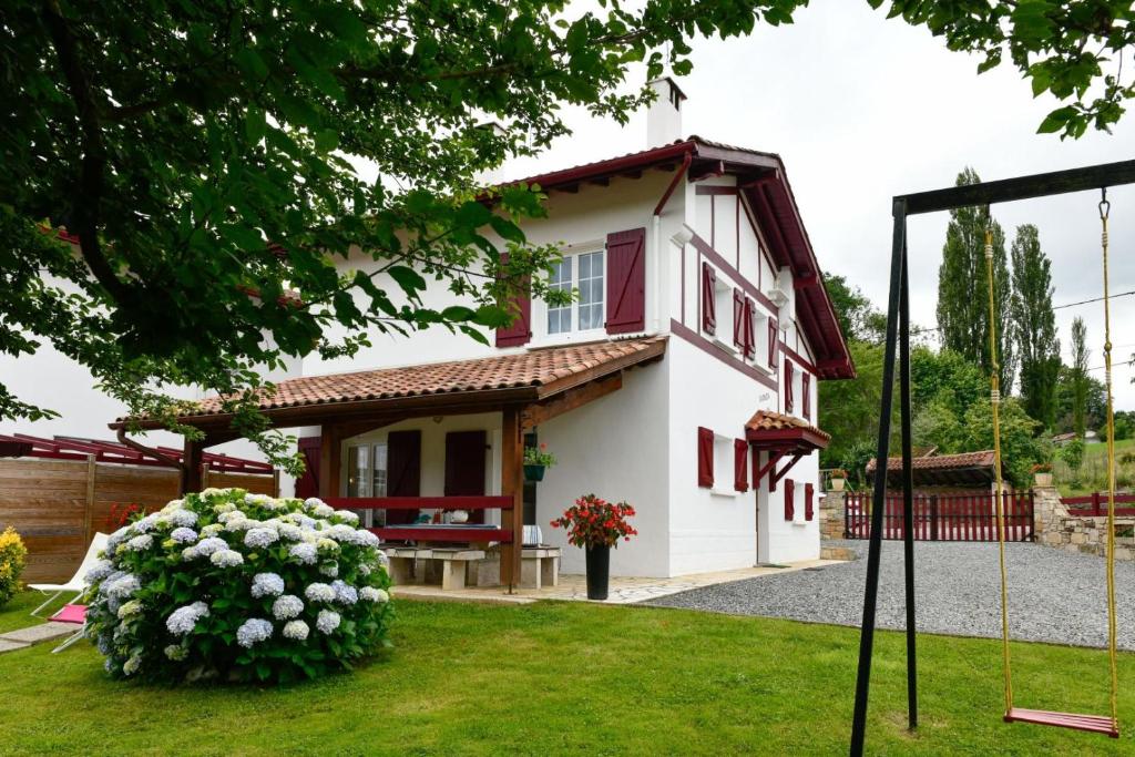 a house with a garden in front of it at Ur ondoa in Lasse