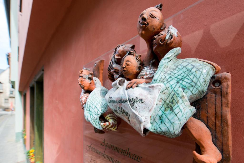 eine Gruppe von Statuen an der Seite eines Gebäudes in der Unterkunft Apartmenthaus im Stieg in Quedlinburg