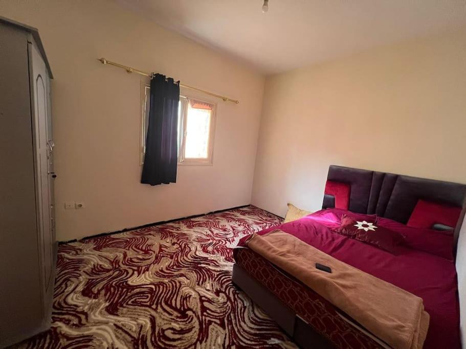 شقة للكراء اليومي و الشهري في أغادير: غرفة نوم مع سرير مزدوج كبير في غرفة