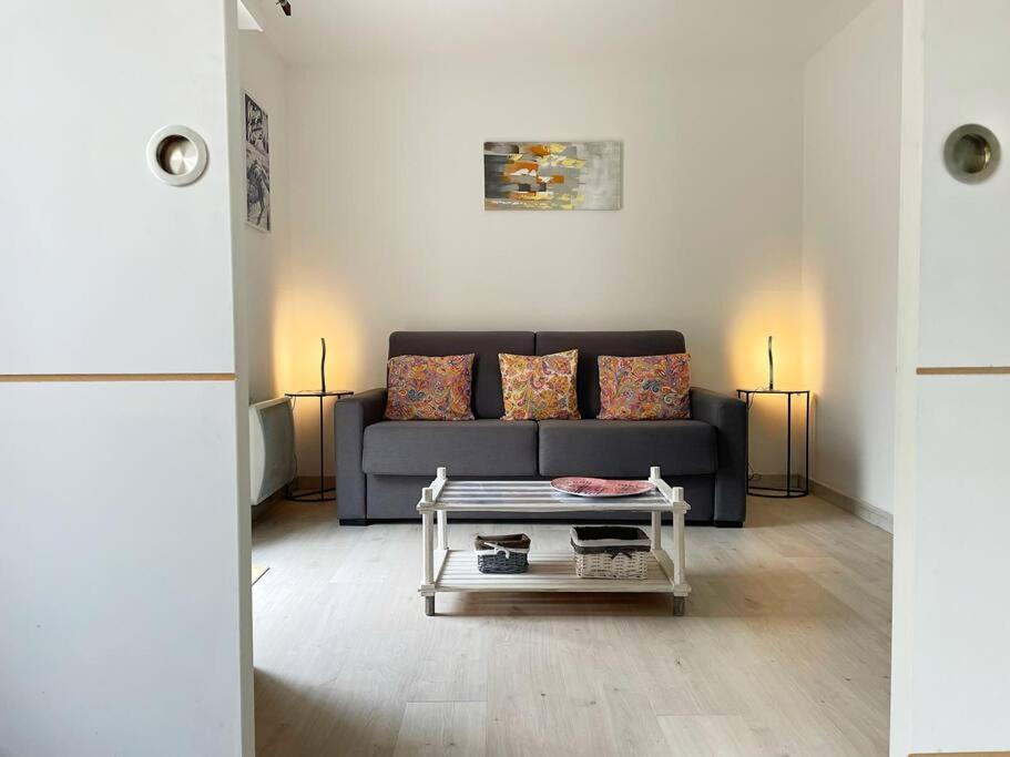 un salon avec un canapé et une table basse dans l'établissement Gérardmer Centre - Studio au pied du lac Grande terrasse, à Gérardmer