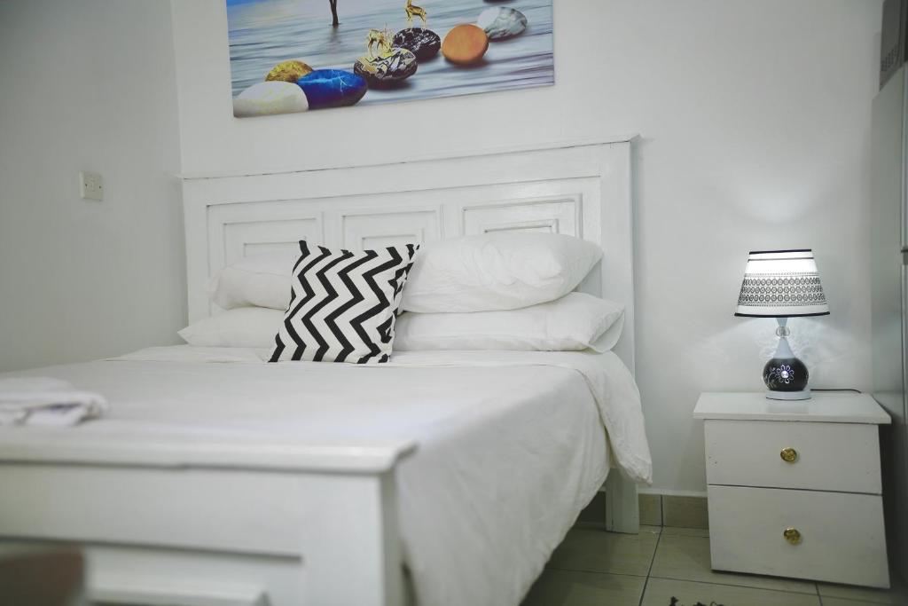 Cama ou camas em um quarto em Nairobi Affordable studio apartments hosted by Lilian