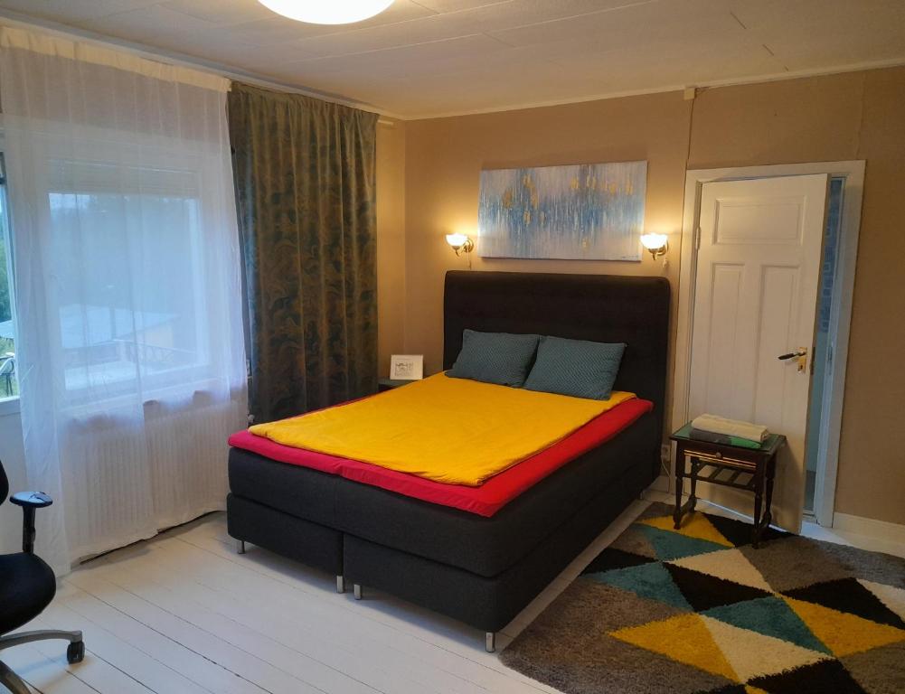 a bedroom with a bed with a yellow blanket at Cheerful 1-bedroom, 120 m from Sandbach in Bräcke