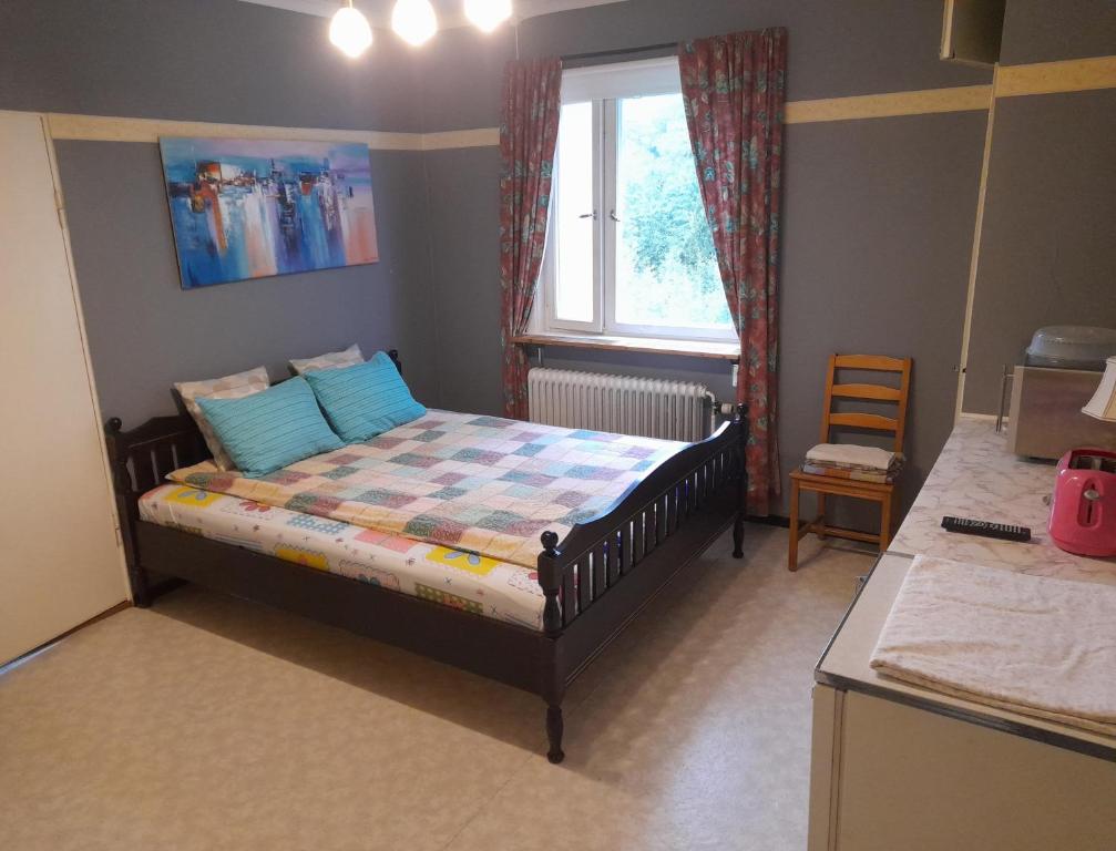 sypialnia z łóżkiem, oknem i stołem w obiekcie Bedroom with kitchen, 120 m from Sandbach w mieście Bräcke