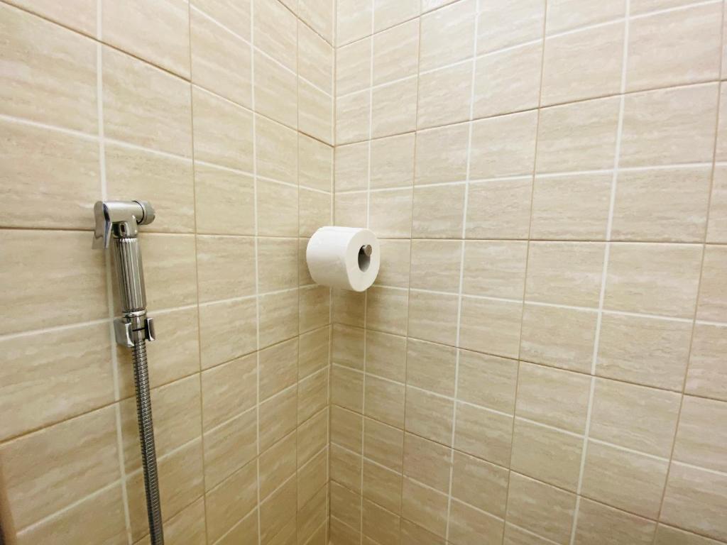 uma casa de banho com um rolo de papel higiénico na parede em Petite room em Noicattaro