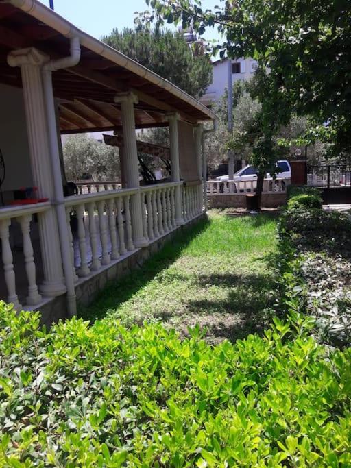 un porche de una casa con una valla blanca en Sahibinden Kiralık Tripleks Vila, en Kusadasi