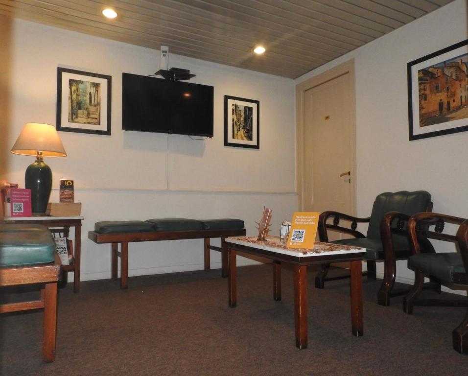 TV a/nebo společenská místnost v ubytování Hotel Ideal