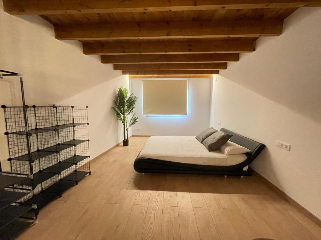 Postel nebo postele na pokoji v ubytování Manresa industrial home
