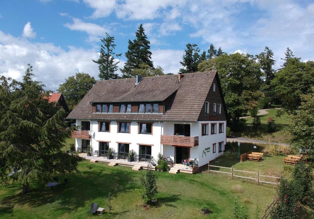 Casa blanca grande con techo marrón en Berghotel Hohegeiß, en Hohegeiss