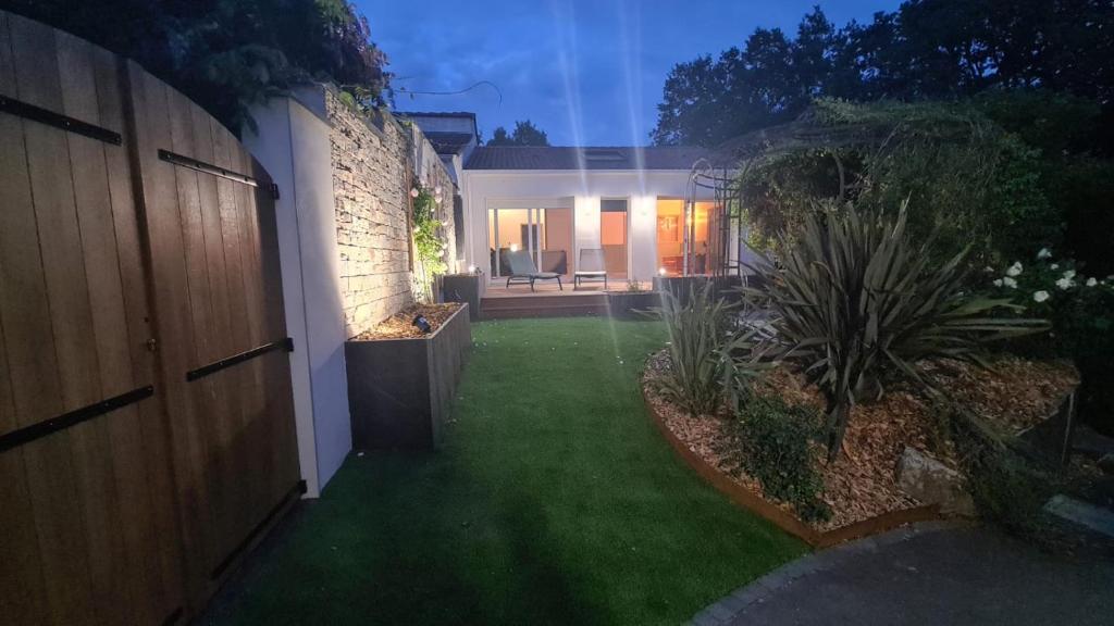 Chambre d'Hôtes AU CHANT DU CHARDONNERET - パティオ付きのダブルルーム