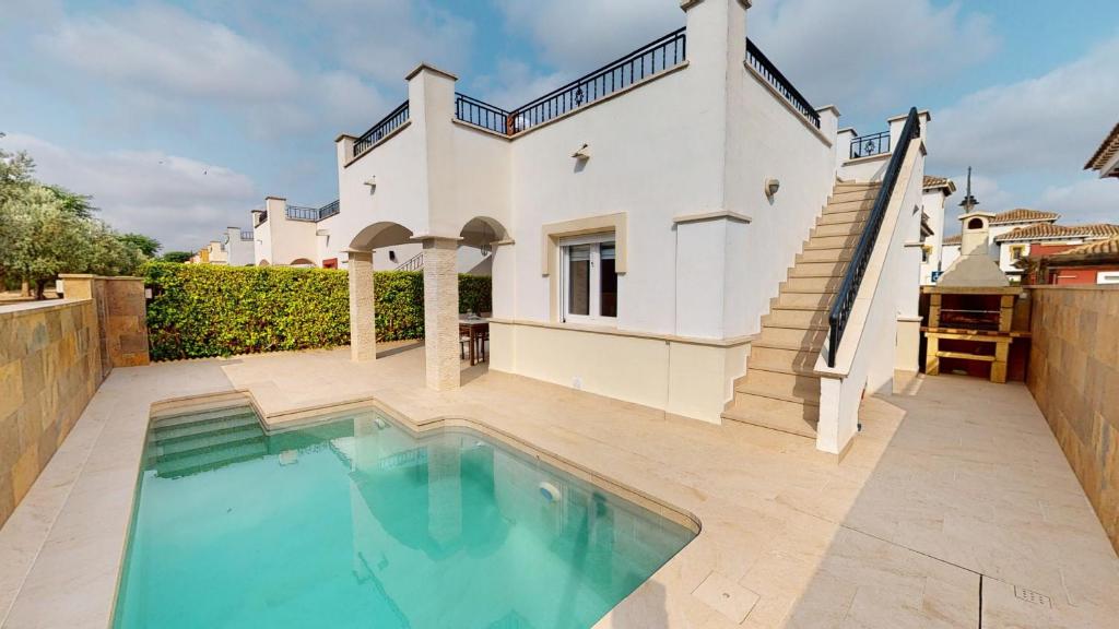 ein Pool vor einem Haus in der Unterkunft Villa Jacaranda-A Murcia Holiday Rentals Property in Torre-Pacheco