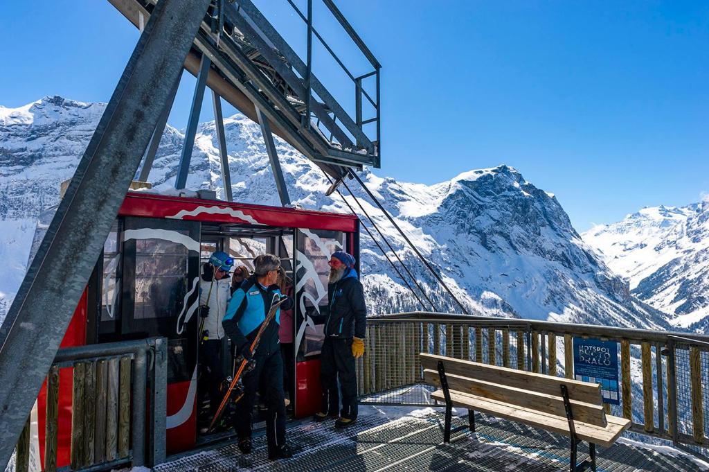 a group of people on a ski lift in the mountains at Résidence Goélia Le Blanchot in Pralognan-la-Vanoise
