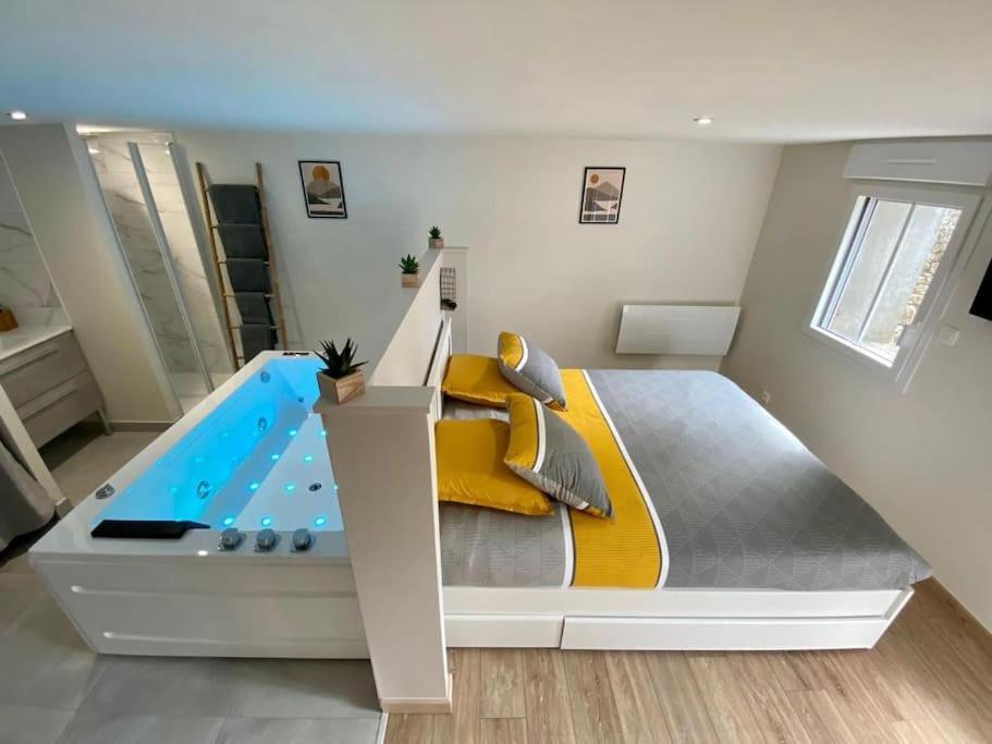 1 dormitorio con 1 cama y piscina en LOFT Jardin et Spa, en Bressuire
