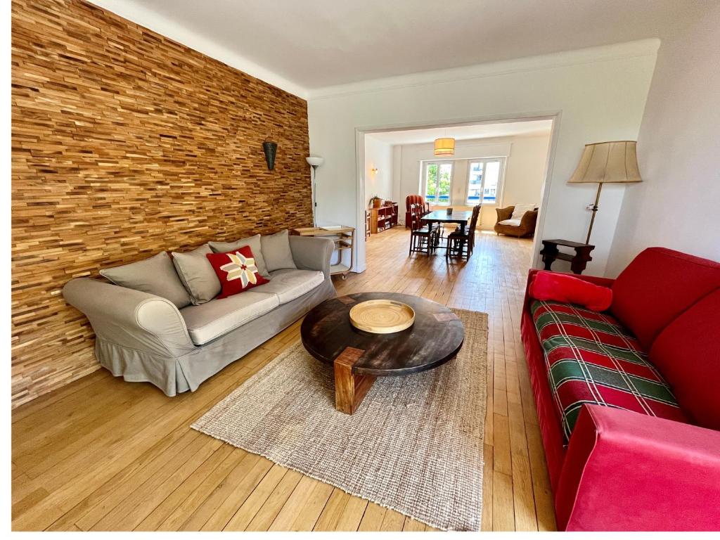 - un salon avec un canapé et une table dans l'établissement Maison Des Pas Enchantés, à Saint-Sébastien-sur-Loire