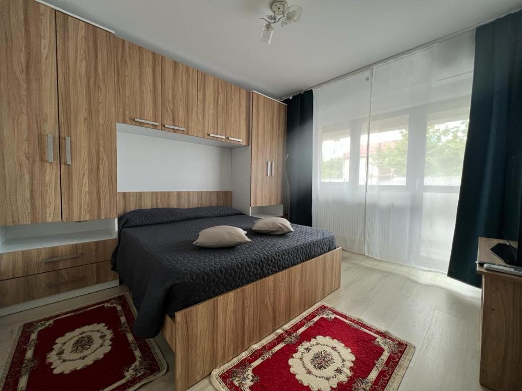 1 dormitorio con 1 cama con 2 almohadas en Semnului Apartament, en Iaşi