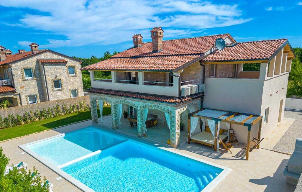 Luftaufnahme eines Hauses mit Swimmingpool in der Unterkunft Villa Pietro Comfortable holiday residence in Čabrunići