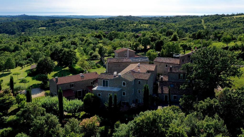 - une vue aérienne sur une grande maison dans la forêt dans l'établissement L'abbraccio della quercia, à Momjan