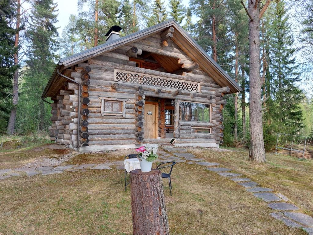 een blokhut midden in een bos bij Kelola Cottage in Keyritty