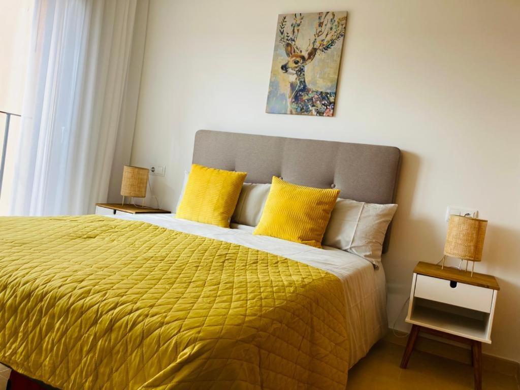 Postel nebo postele na pokoji v ubytování Zeer trendy 2-bed penthouse op de Mar Menor Golf & Padel Resort