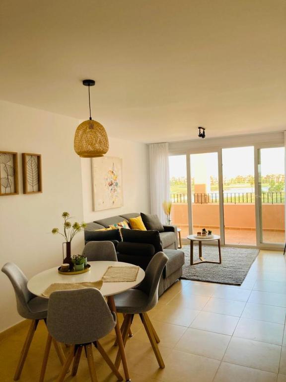 Posezení v ubytování Zeer trendy 2-bed penthouse op de Mar Menor Golf & Padel Resort