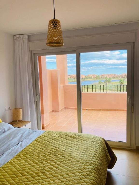 Postel nebo postele na pokoji v ubytování Zeer trendy 2-bed penthouse op de Mar Menor Golf & Padel Resort