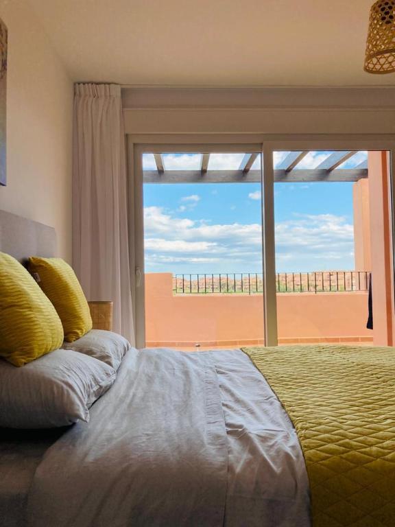 Postel nebo postele na pokoji v ubytování Zeer trendy 2-bed penthouse op de Mar Menor Golf & Padel Resort