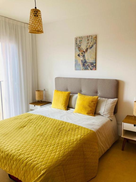 Postel nebo postele na pokoji v ubytování Zeer trendy 2-bed penthouse op de Mar Menor Golf & Padel Resort