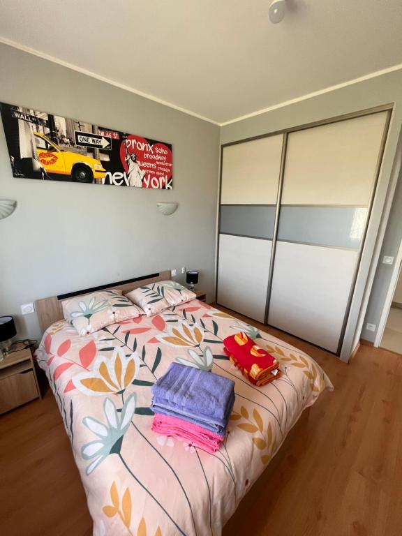 Łóżko lub łóżka w pokoju w obiekcie Villa avec piscine privée