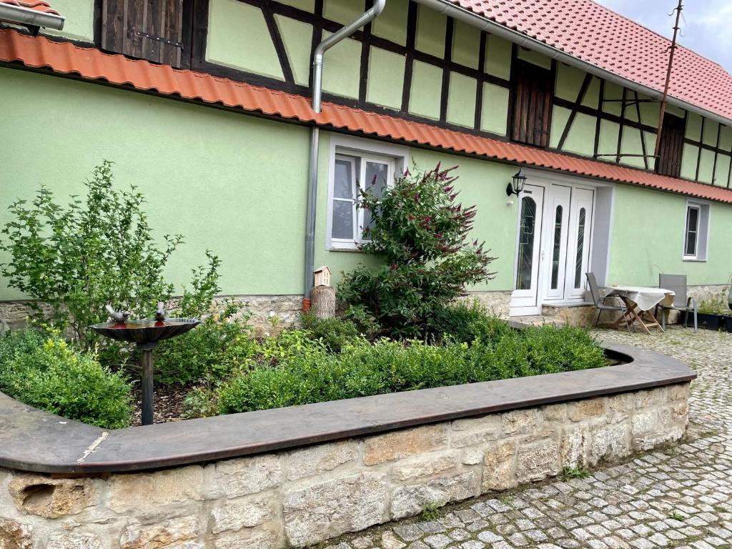 a house with a garden in front of it at Ferienwohnung Zimmer ,,Am Anger'' ll in Magdala