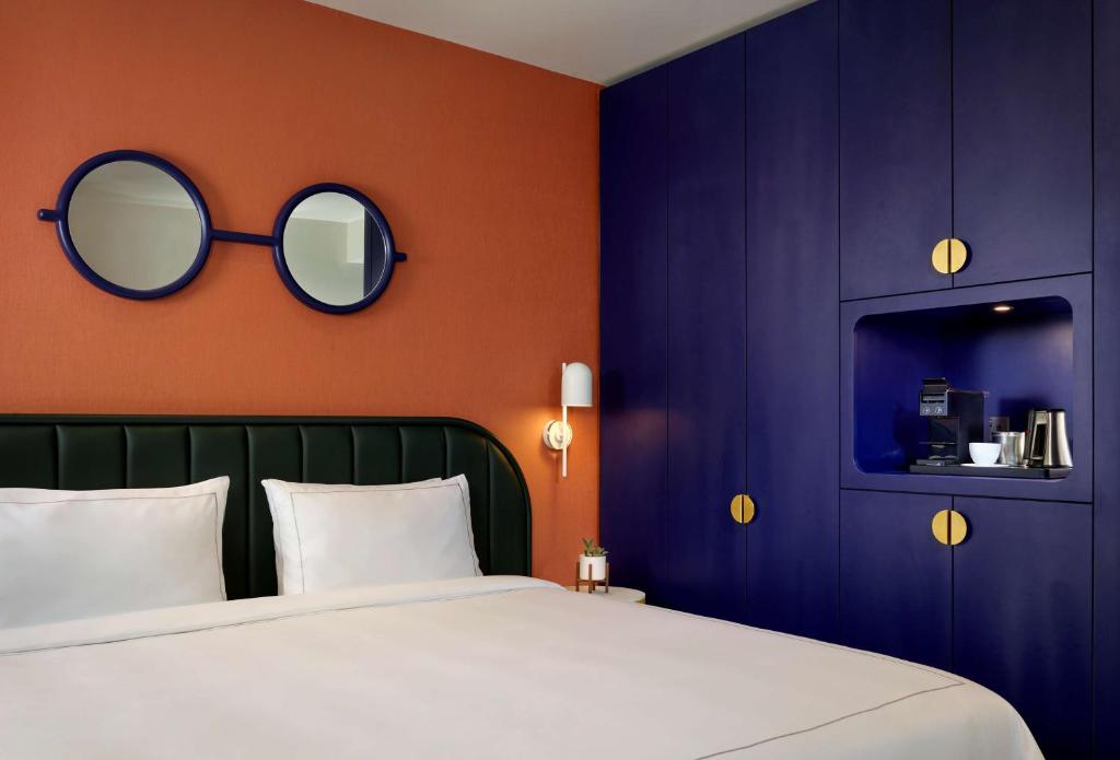 מיטה או מיטות בחדר ב-art'otel London Battersea Power Station, Powered by Radisson Hotels