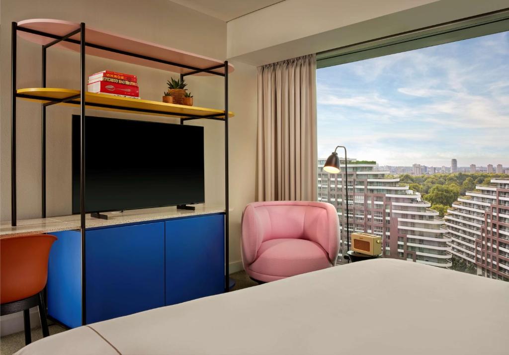 
Art Room Skyline View Twin
