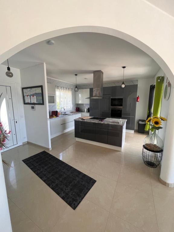 Kuchnia lub aneks kuchenny w obiekcie Villa avec piscine privée