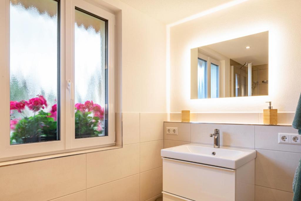 baño con lavabo y ventana en Gästehaus Steiert Fewo Kuhbergblick, en Lenzkirch