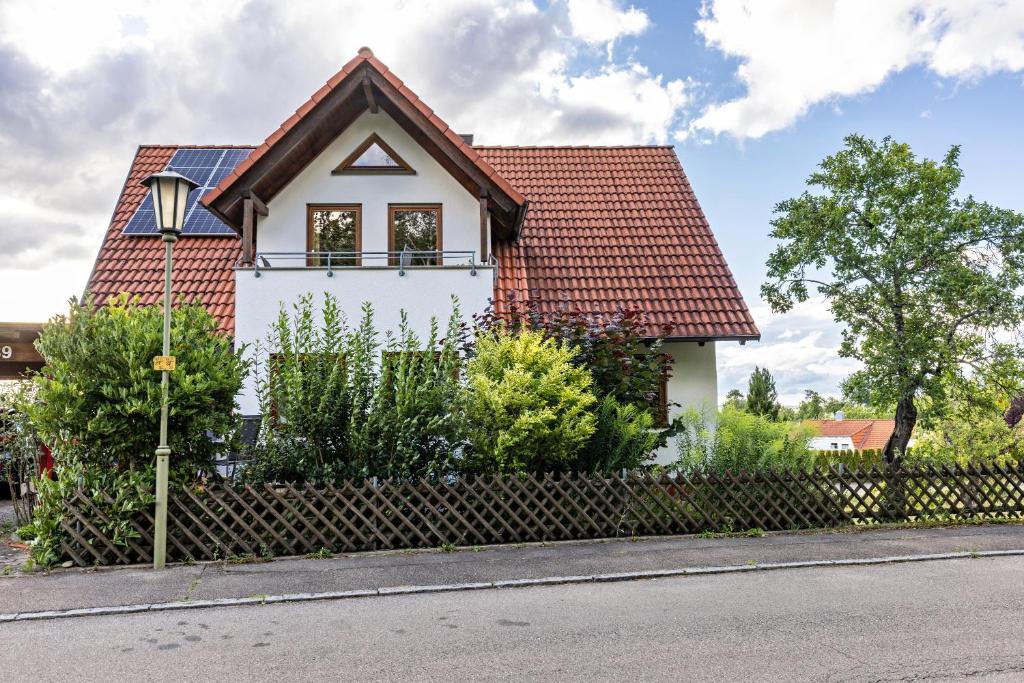 uma casa branca com um telhado vermelho em An der Schwäbischen Alb em Mössingen