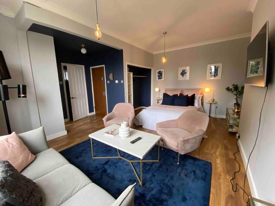sypialnia z łóżkiem i salon w obiekcie Chic studio near Regent’s Park n8 w Londynie