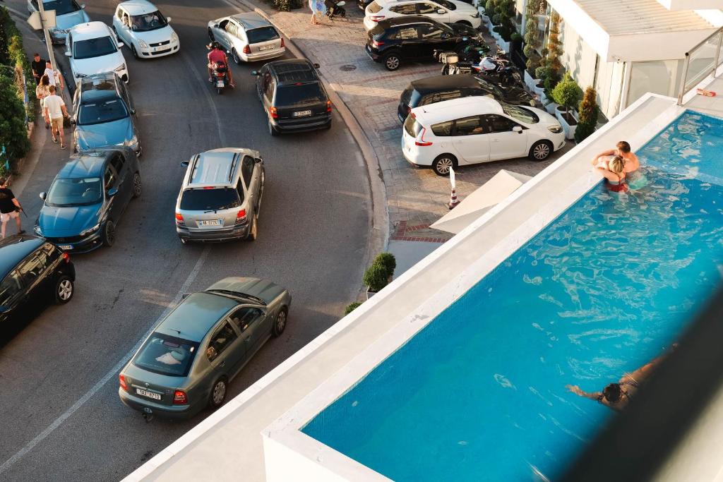 Bazén v ubytování Hotel Vola nebo v jeho okolí