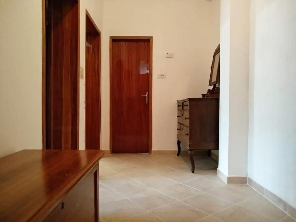 sala de estar con puerta de madera y vestidor en Hoarder's Home en Fermo