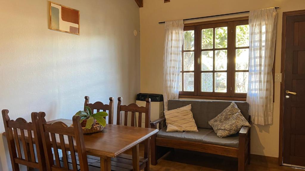 uma sala de estar com um sofá e uma mesa em Nueva Serena em San Carlos de Bariloche