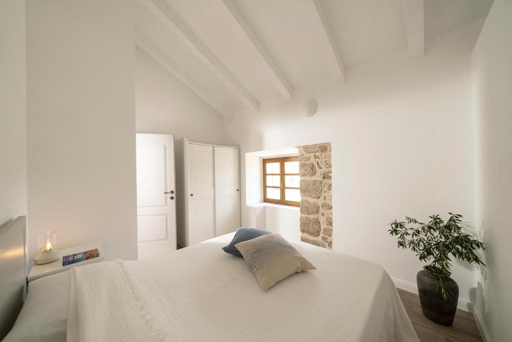 Postel nebo postele na pokoji v ubytování BRAND NEW Stone house MARCELA, 3 double bedrooms, pool