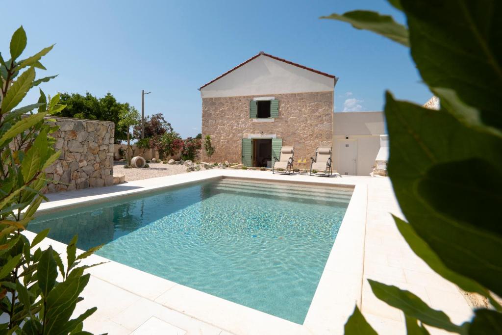 Bazén v ubytování BRAND NEW Stone house MARCELA, 3 double bedrooms, pool nebo v jeho okolí