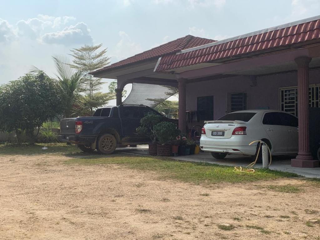 un camion parcheggiato di fronte a una casa di Homestay Machang - Lycaste Inn Muslim a Macang
