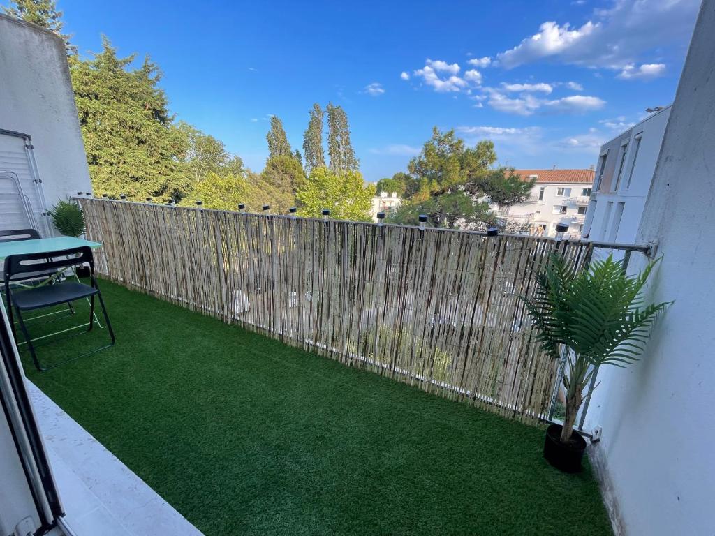 une arrière-cour avec une clôture et une plante en pot dans l'établissement Appartement T5, à Montpellier