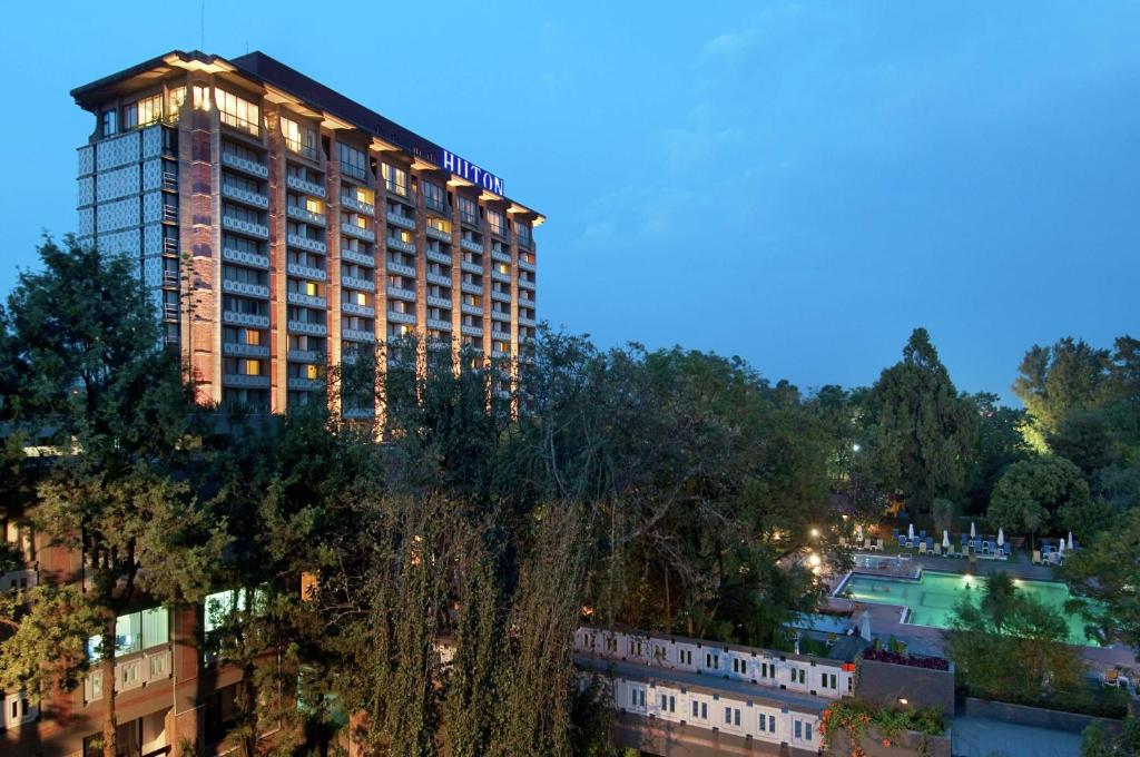 un edificio alto en medio de una ciudad en Hilton Addis Ababa en Addis Abeba