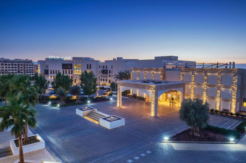 widok na miasto w nocy w obiekcie Hilton Dead Sea Resort & Spa w mieście Swemeh