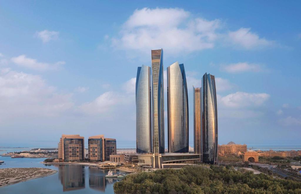 eine Gruppe großer Wolkenkratzer in einer Stadt in der Unterkunft Conrad Abu Dhabi Etihad Towers in Abu Dhabi
