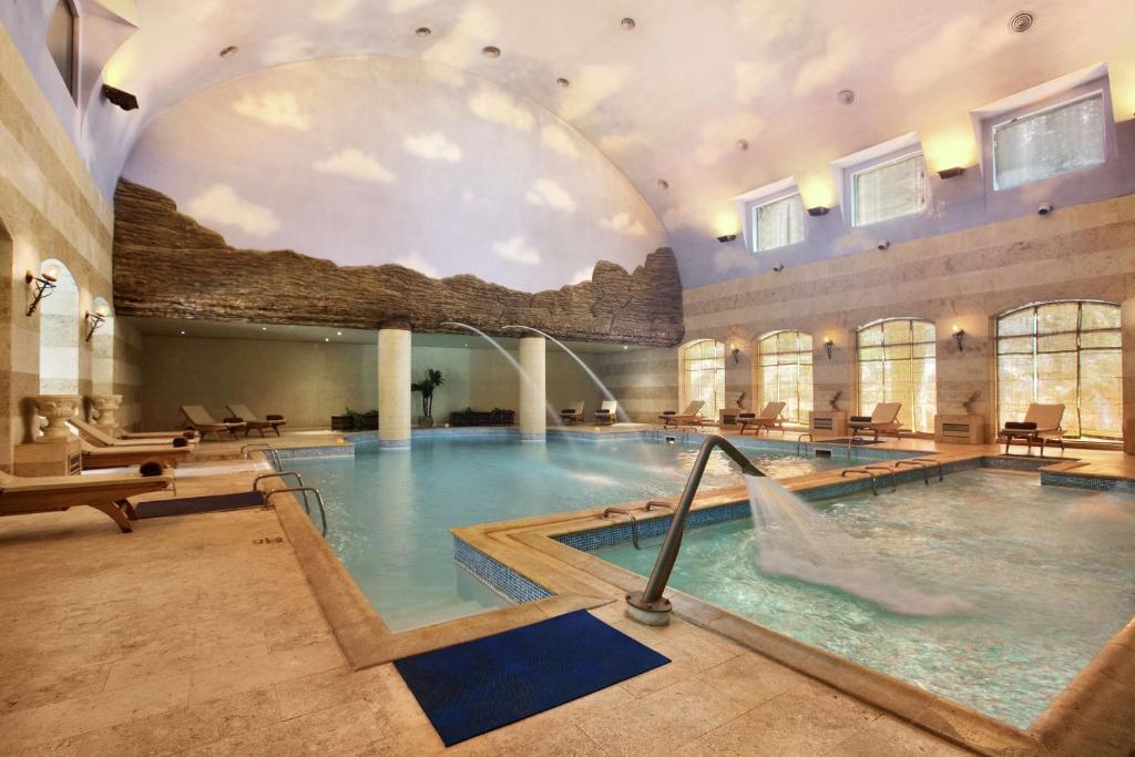Bazén v ubytování Hilton Pyramids Golf nebo v jeho okolí