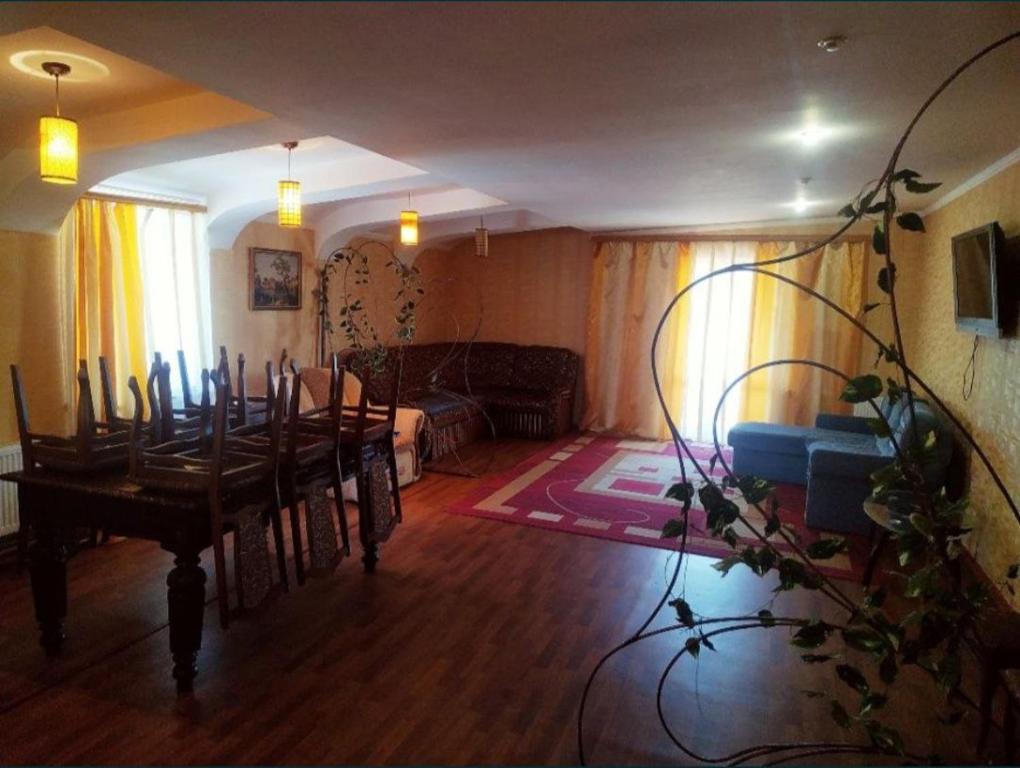 RomnyにあるГотель Стефаніяのリビングルーム(テーブル、椅子、ソファ付)