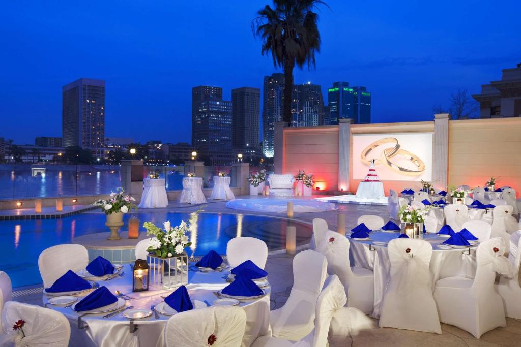 uma recepção de casamento no telhado de um edifício em Hilton Cairo Zamalek Residences no Cairo