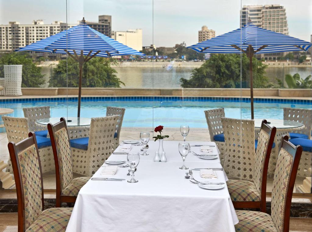 Bazén v ubytování Hilton Cairo Zamalek Residences nebo v jeho okolí