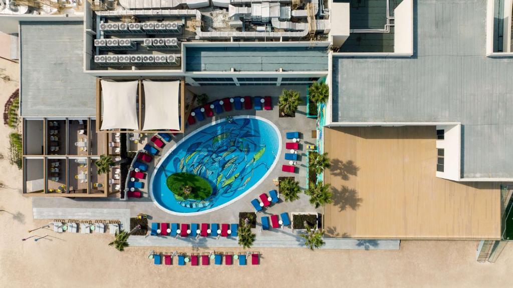 Bazén v ubytování Fuwairit Kite Beach, Tapestry Collection By Hilton nebo v jeho okolí