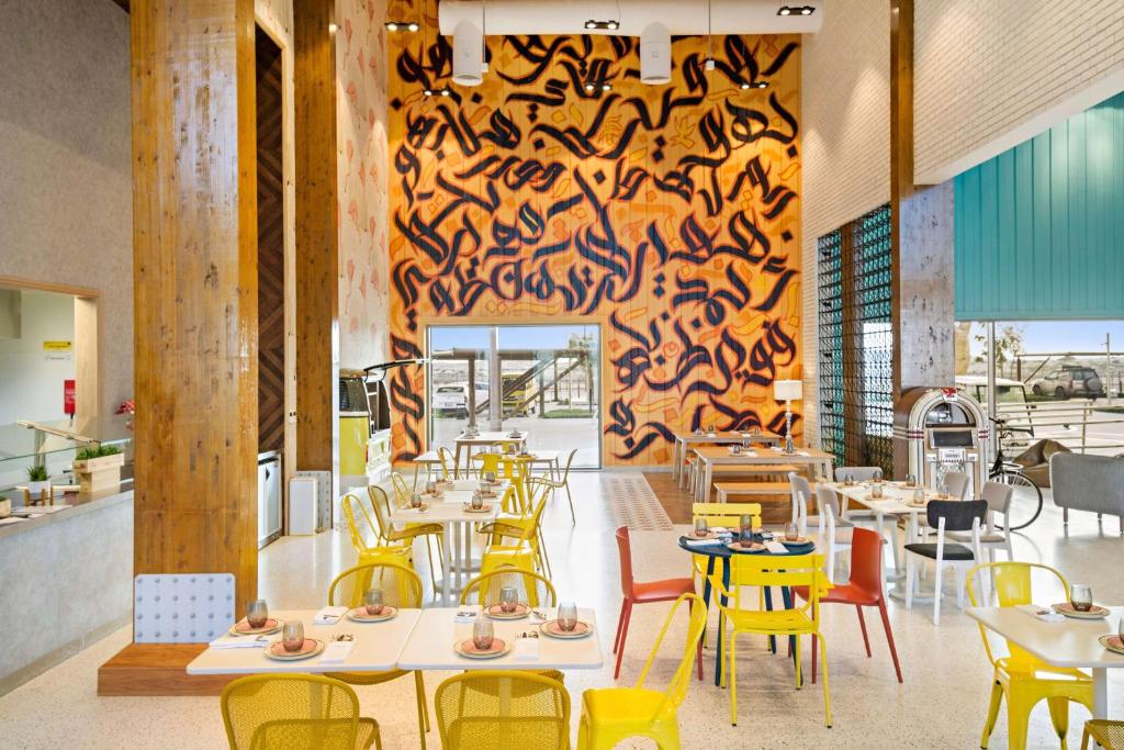 Restaurace v ubytování Fuwairit Kite Beach, Tapestry Collection By Hilton